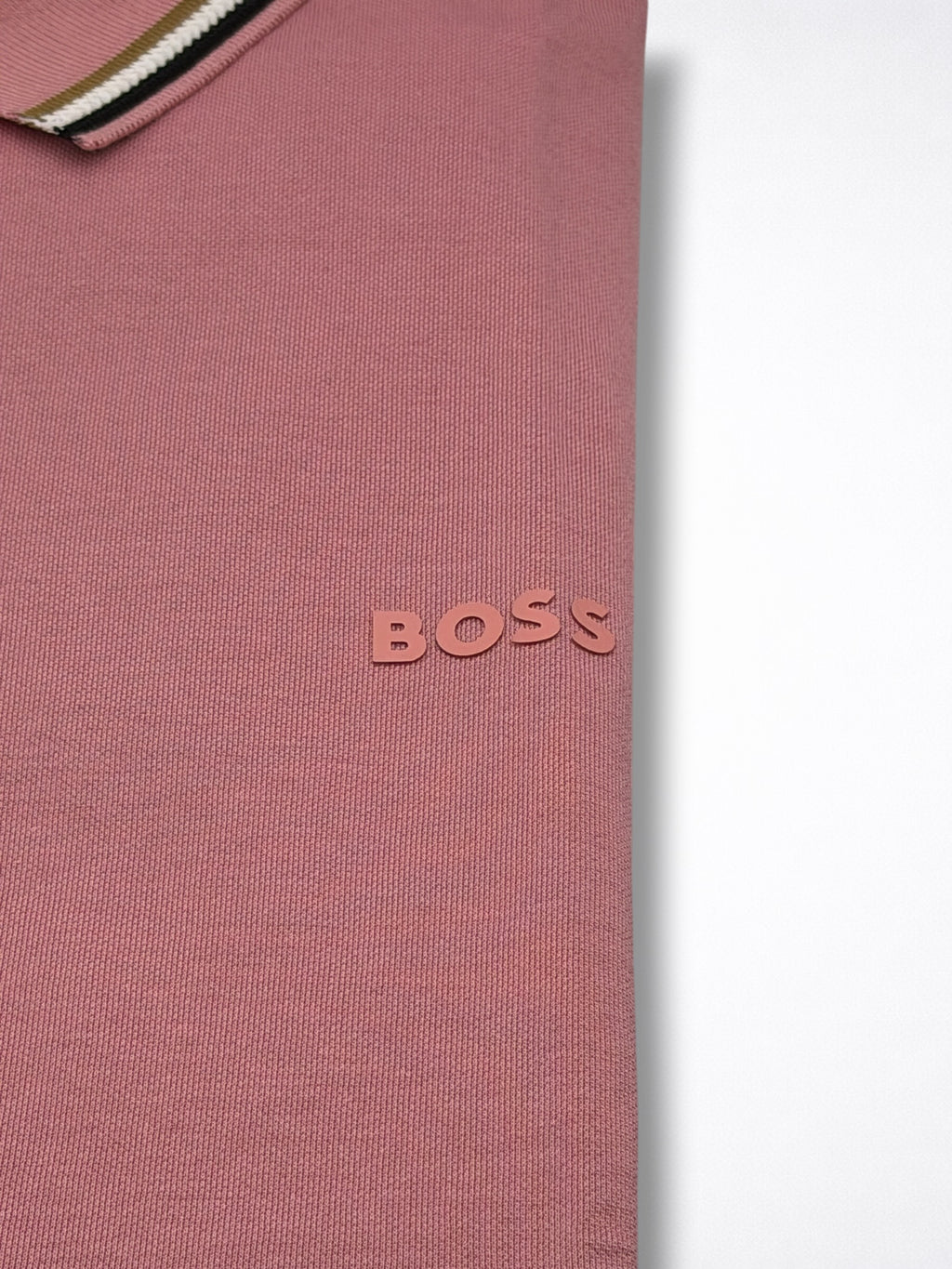 Playera Boss talla M, viene reducida, sirve para talla S